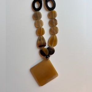 Necklace with ribbon to tight to different lenghts.